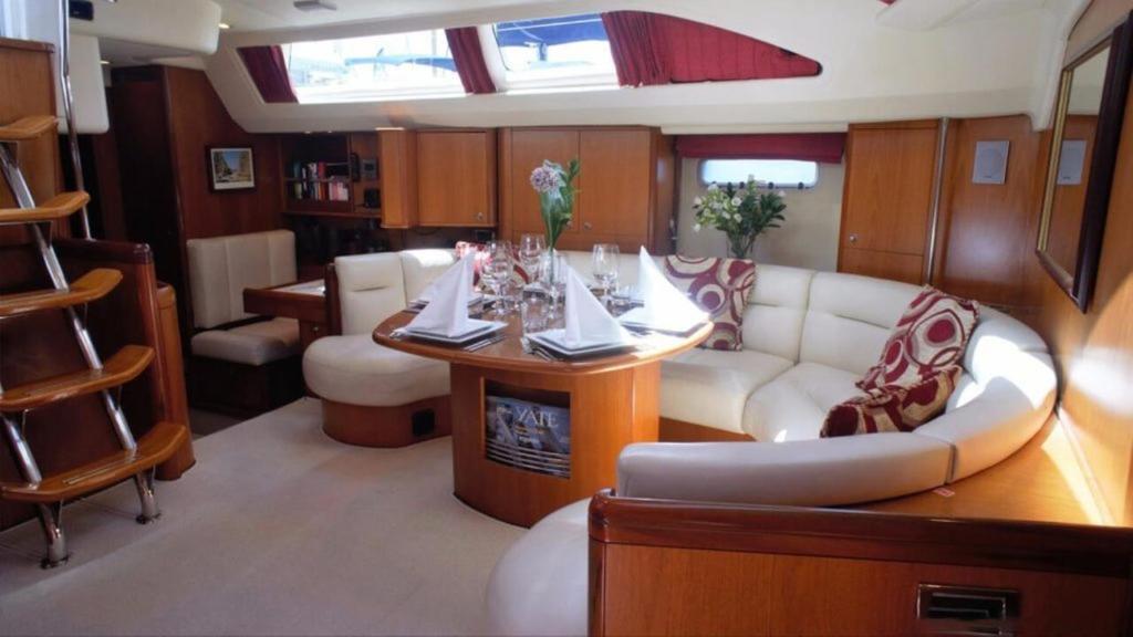 Barco De Lujo En Botel *