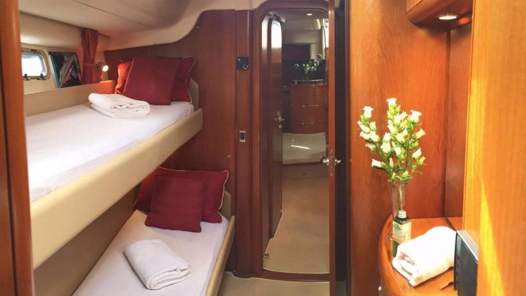 Botel Barco De Lujo En
