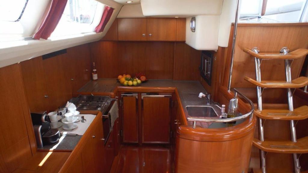 Botel Barco De Lujo En