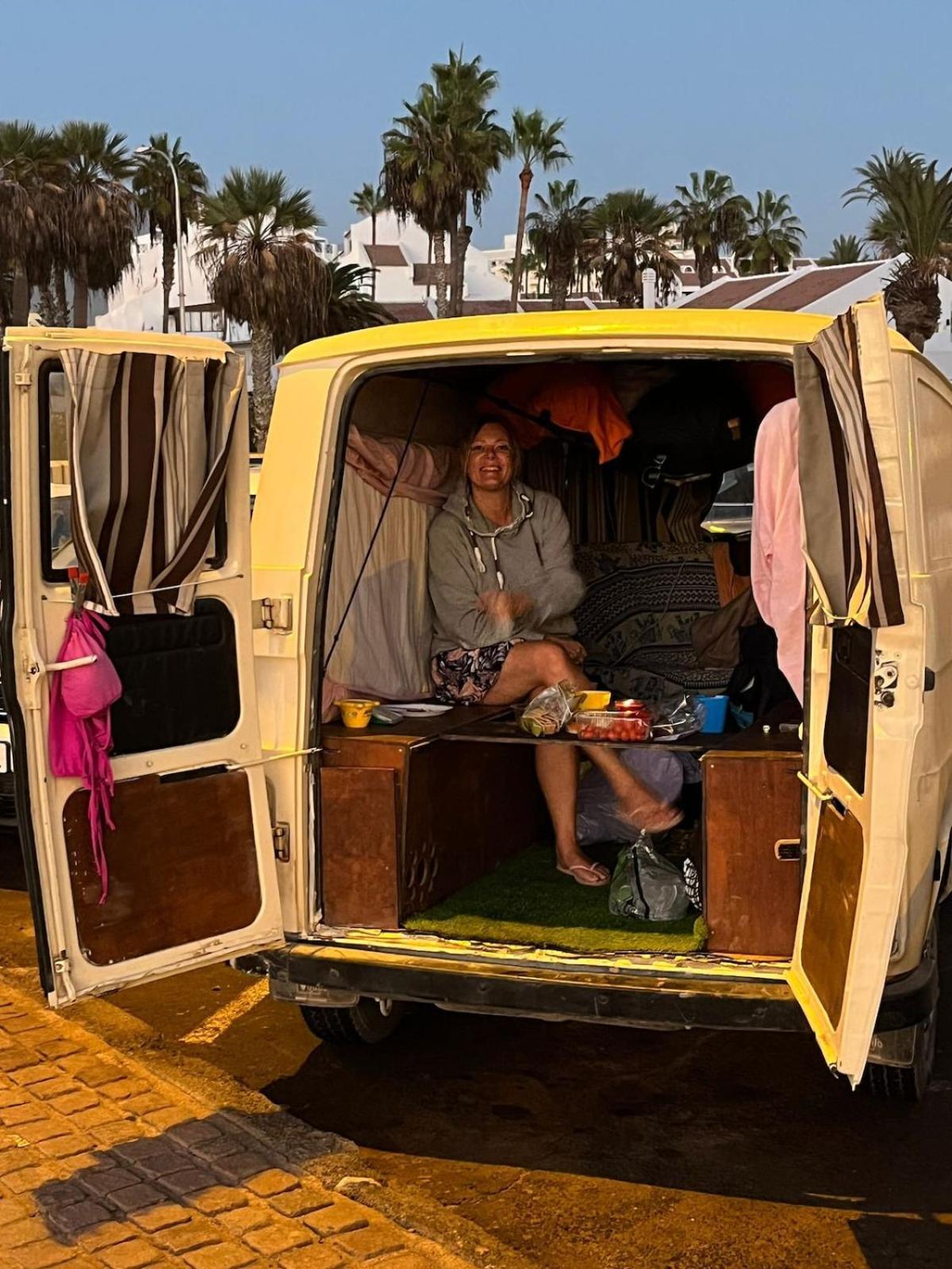 Vintage Camper Explore Driving Mallorca - Full Equip