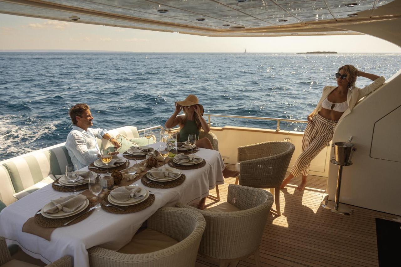 Essoess Boat - Five Star - Exclusive Use Botel *