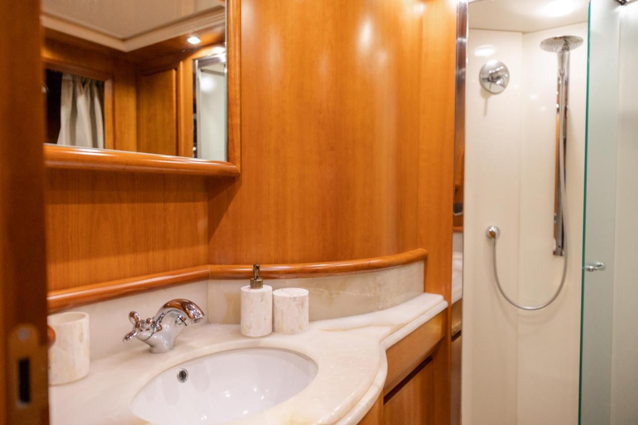 Botel Essoess Boat - Five Star - Exclusive Use