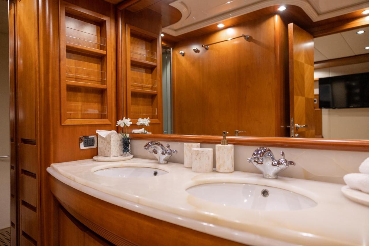 Botel Essoess Boat - Five Star - Exclusive Use Palma de Mallorca