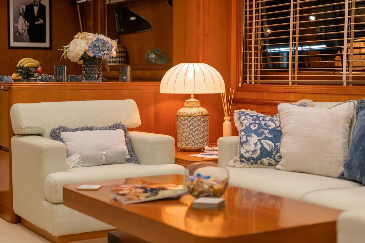 Essoess Boat - Five Star - Exclusive Use Botel