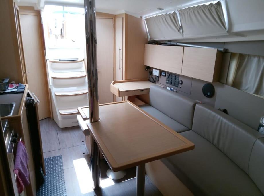 Botel Barco Acogedor En *