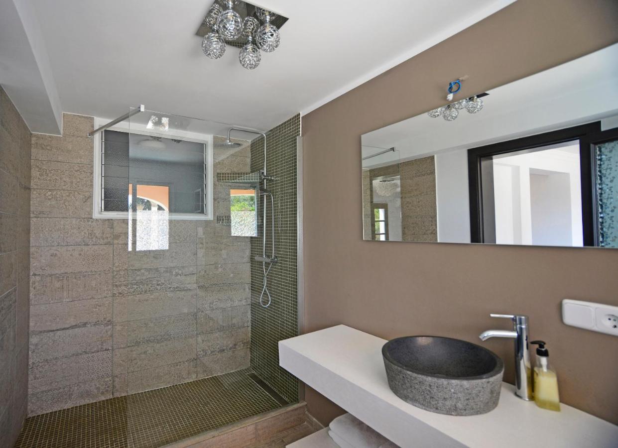 Luxury For 16 People With Seaview, Pool And Bbq Pousada
