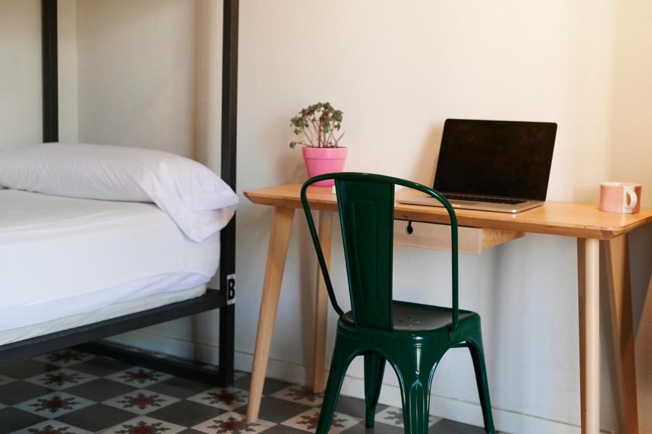 Hostal The Boc - *