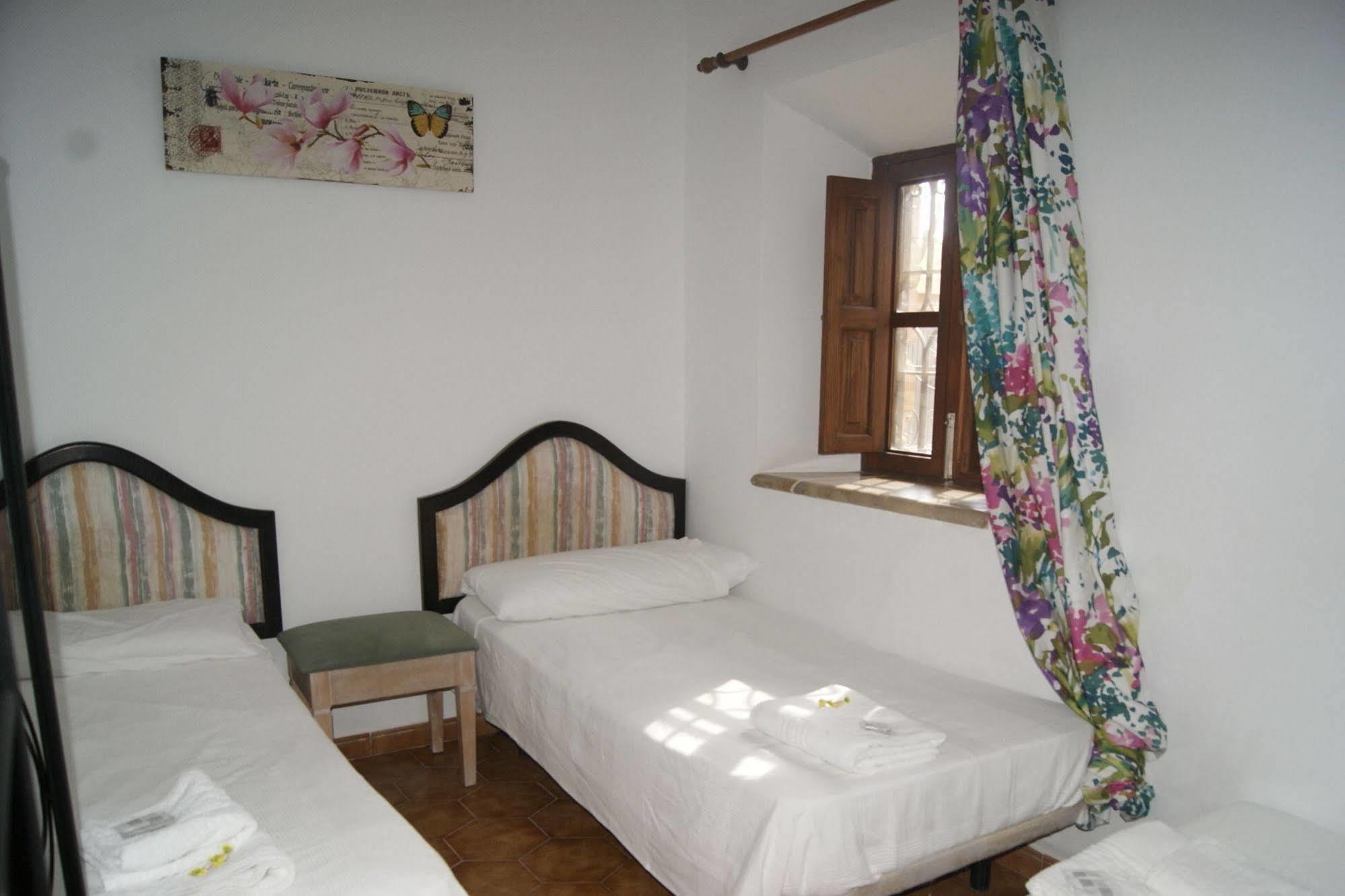 Hostel Residencial Rustic Lau Palma de Mallorca